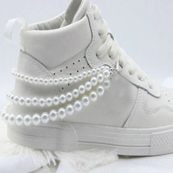 Silver and Pearl Shoe Charm Set with Quilted Floral Pouch - Picture 2 of 10